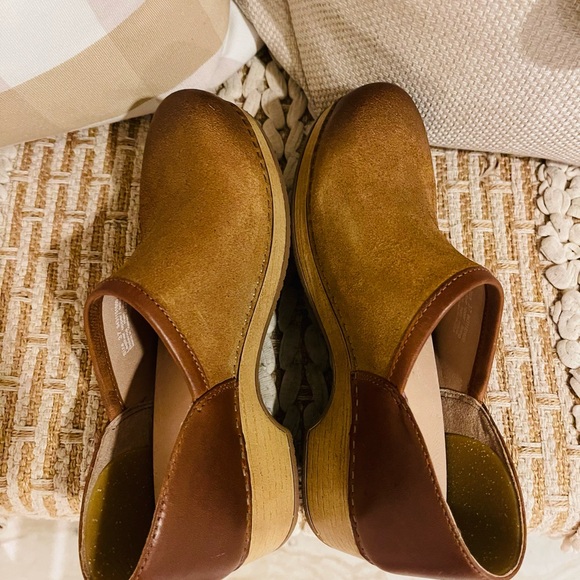 Women’s NWOB Dansko Brenna Slip-On Tan Burnished Suede Clogs Size EU 37 US 6.5-7 - Picture 7 of 13